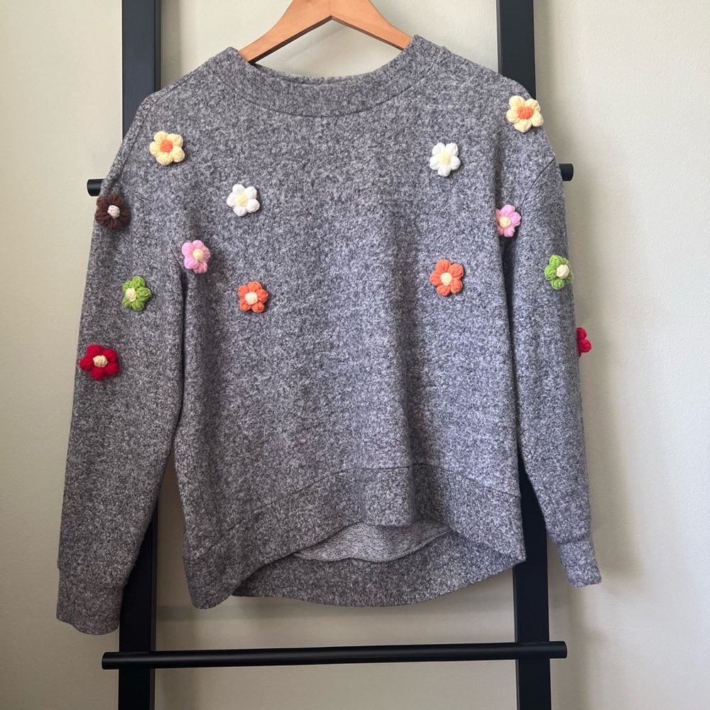 Grey sweater with floral appliqué (S)